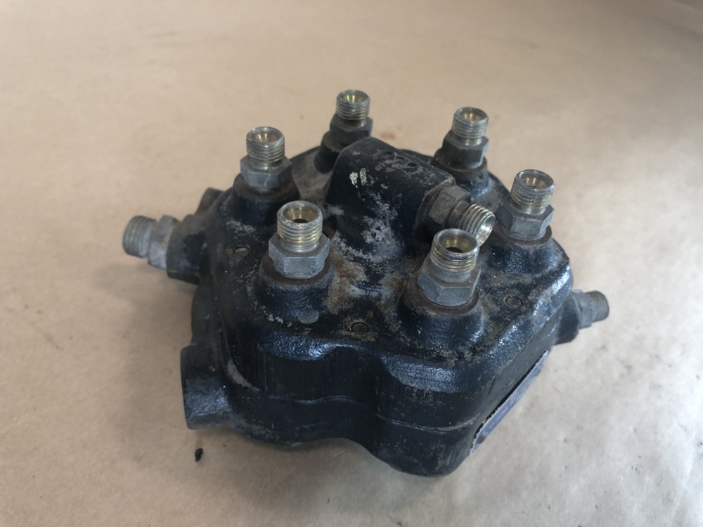 MercedesBenz W107 W116 W123 Bosch Fuel Distributor 0438100011 OEM