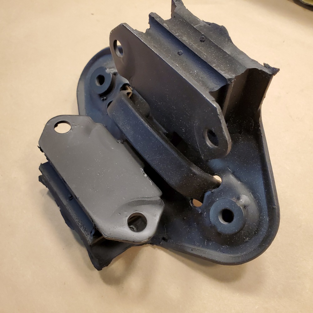 SNG Barratt Front Subframe Vee Mount For Jaguar XJ X300, X100, X308 - MNC2360AB